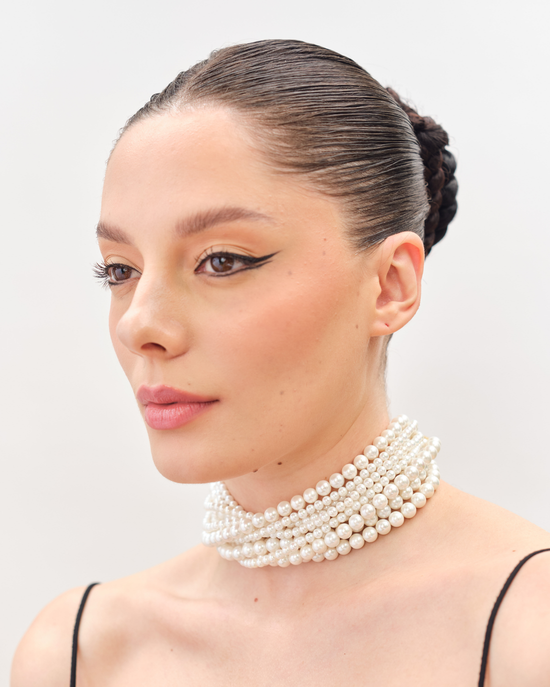 Statement Pearl Choker