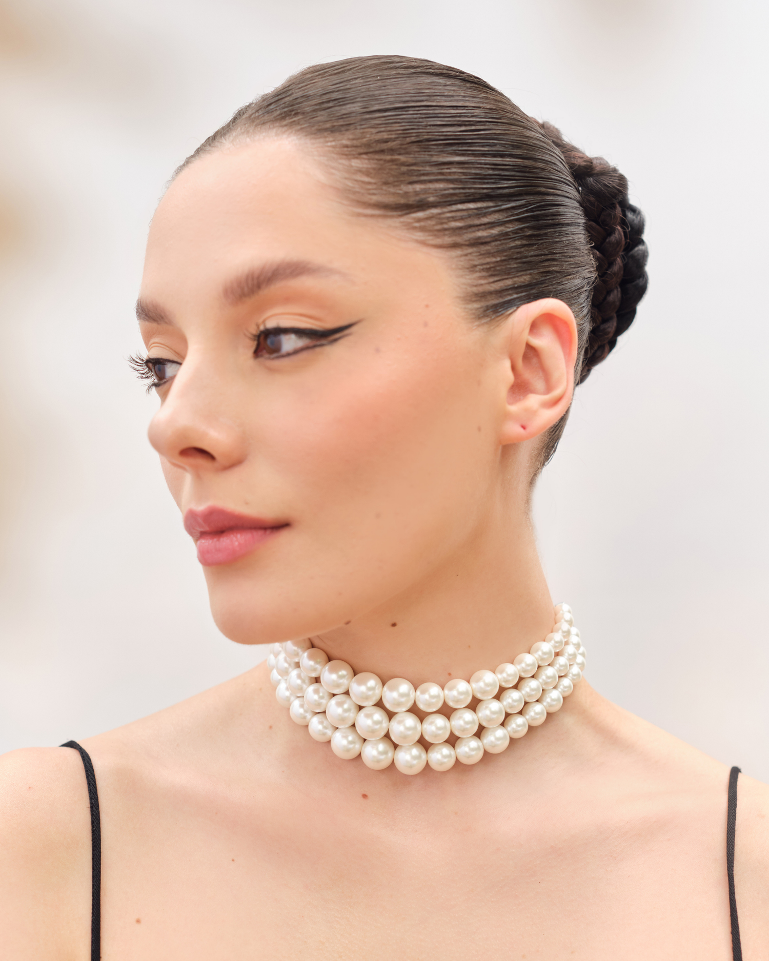 Graded White Pearl Choker