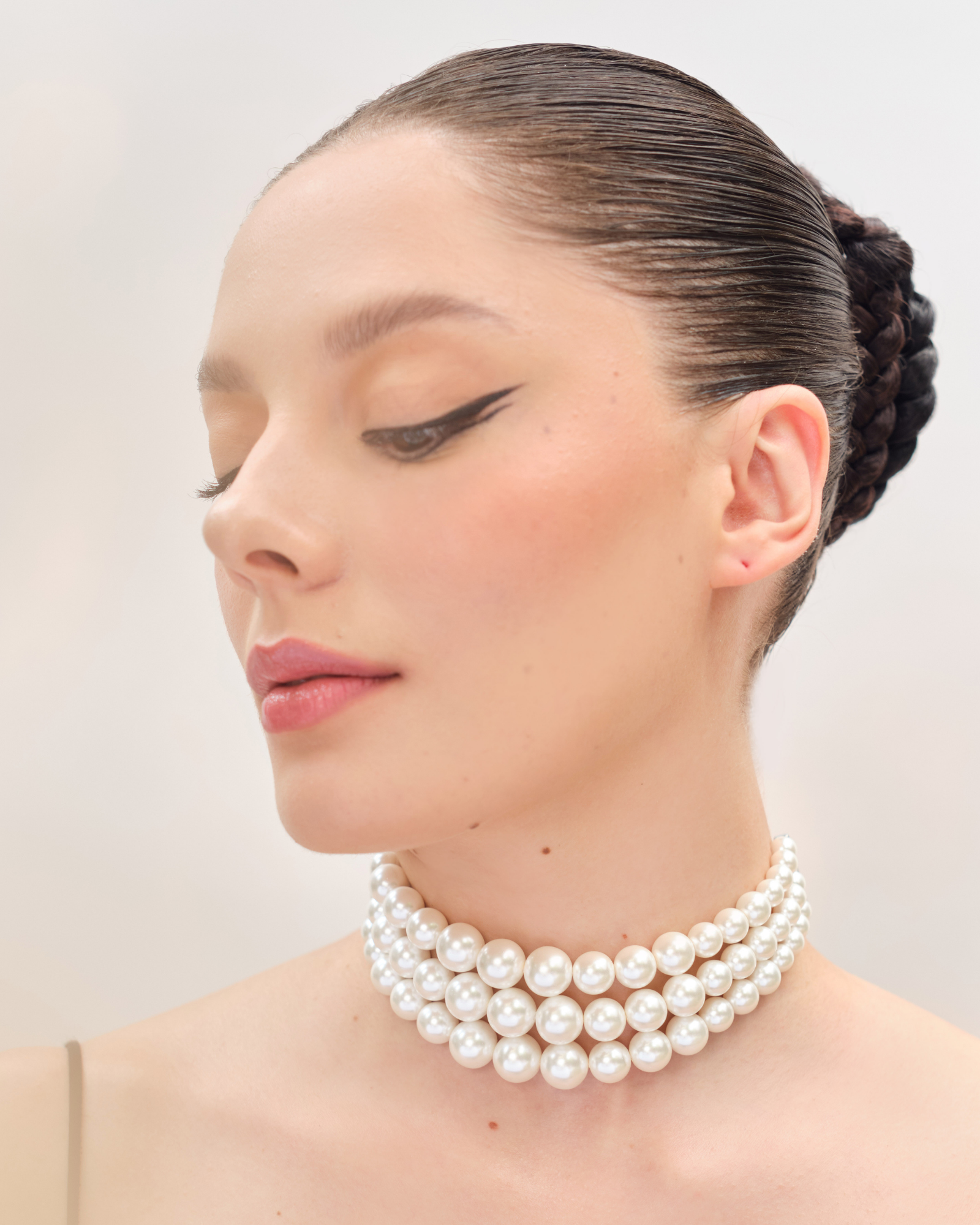 Graded White Pearl Choker